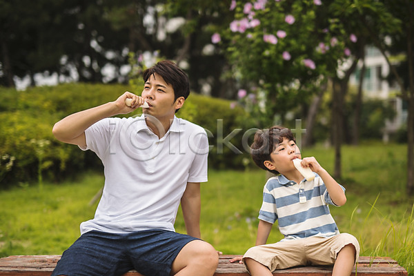 즐거움 휴식 40대 남자 남자만 두명 사람 어린이 중년 한국인 JPG 앞모습 포토 가족 가족라이프 공원 나무 더위 먹기 벤치 부자(아빠와아들) 상반신 아들 아빠 아이스크림 앉기 야외 응시 인천 잔디 주간