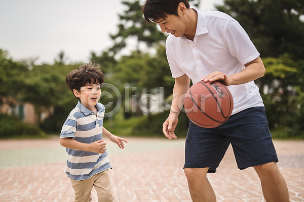 즐거움 40대 남자 남자만 두명 사람 어린이 중년 한국인 JPG 앞모습 포토 가족 가족라이프 농구 농구공 달리기 미소(표정) 부자(아빠와아들) 상반신 수비 아들 아빠 야외 운동 육아대디 응시 인천 주간