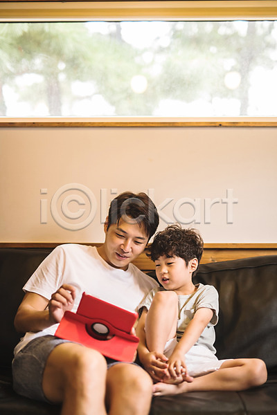 즐거움 40대 남자 남자만 두명 사람 어린이 중년 한국인 JPG 앞모습 포토 가족 가족라이프 거실 게임 미소(표정) 부자(아빠와아들) 상반신 소파 실내 아들 아빠 앉기 육아대디 응시 인천 전신 태블릿