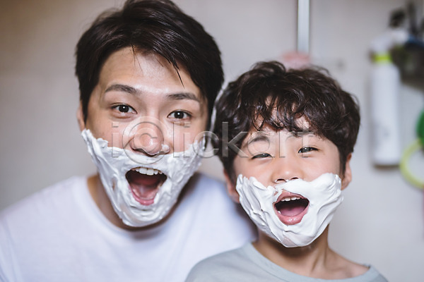 즐거움 40대 남자 남자만 두명 사람 어린이 중년 한국인 JPG 앞모습 포토 가족 가족라이프 거품 놀이 면도크림 미소(표정) 부자(아빠와아들) 상반신 서기 실내 아들 아빠 욕실 육아대디 인천 일상