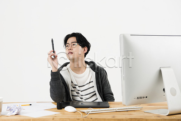 고민 20대 남자 성인 성인남자한명만 한국인 한명 JPG 앞모습 포토 누끼 들기 만화 만화가 상반신 스튜디오촬영 실내 앉기 응시 작업실 컴퓨터 흰배경