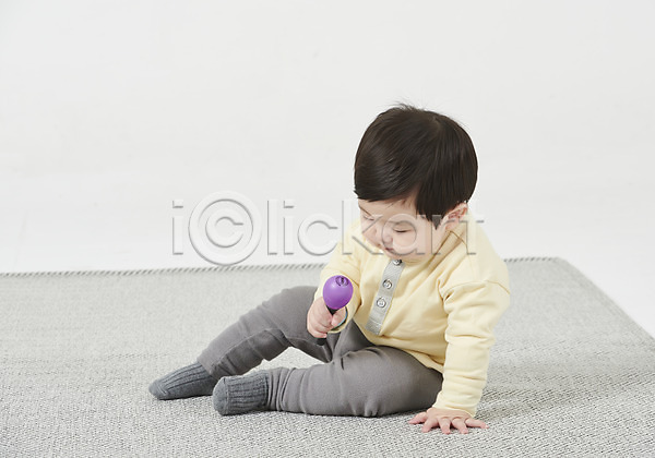 남자 남자아기한명만 아기 한국인 한명 JPG 옆모습 포토 놀기 누끼 딸랑이 스튜디오촬영 실내 앉기 육아 전신 흰배경