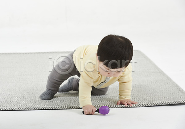 남자 남자아기한명만 아기 한국인 한명 JPG 앞모습 포토 놀기 누끼 딸랑이 서기 스튜디오촬영 실내 앉기 엎드리기 육아 전신 흰배경
