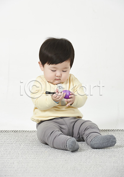 남자 남자아기한명만 아기 한국인 한명 JPG 앞모습 포토 놀기 누끼 딸랑이 스튜디오촬영 실내 앉기 육아 전신 흰배경