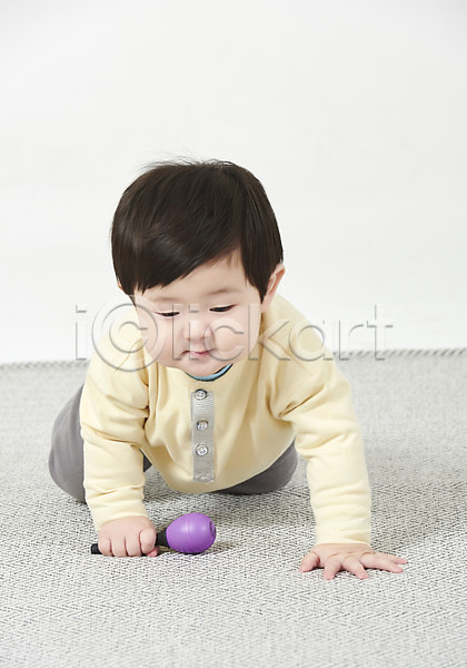 남자 남자아기한명만 아기 한국인 한명 JPG 앞모습 포토 기어가기 놀기 누끼 딸랑이 스튜디오촬영 실내 엎드리기 육아 전신 흰배경