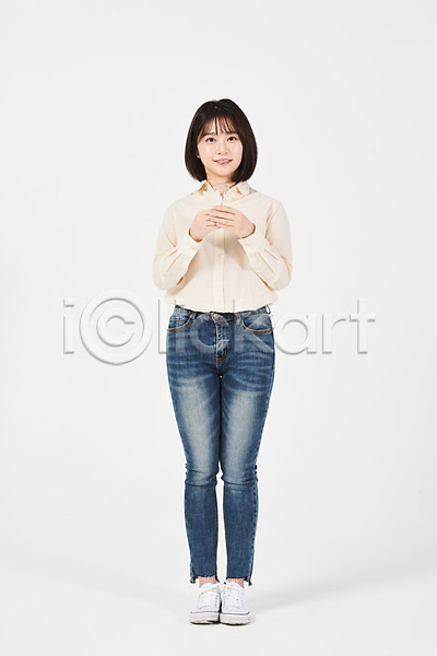 20대 성인 성인여자한명만 여자 청년 한국인 한명 JPG 앞모습 포토 그린슈머 그린캠페인 누끼 대학생 미소(표정) 서기 스튜디오촬영 실내 에코 자연보호 전구 전신 환경 흰배경