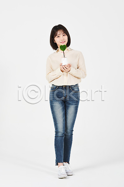 20대 성인 성인여자한명만 여자 청년 한국인 한명 JPG 앞모습 포토 그린슈머 그린캠페인 누끼 대학생 들기 미소(표정) 서기 스튜디오촬영 식목일 실내 에코 자연보호 전신 화분 환경 흰배경