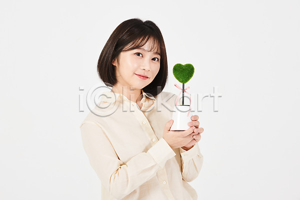 20대 성인 성인여자한명만 여자 청년 한국인 한명 JPG 앞모습 포토 그린슈머 그린캠페인 누끼 대학생 들기 미소(표정) 상반신 서기 스튜디오촬영 식목일 실내 에코 자연보호 화분 환경 흰배경