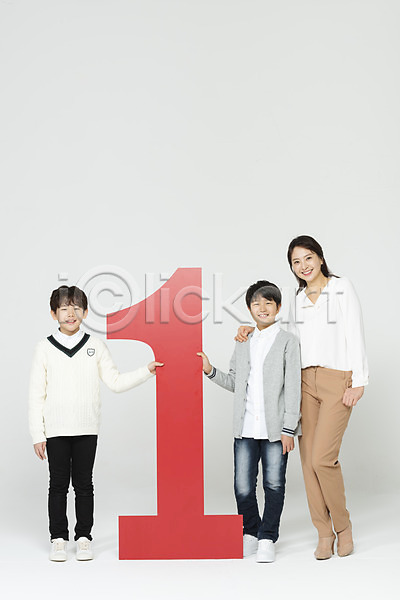 10대 30대 남자 사람 성인 세명 어린이 여자 초등학생 한국인 JPG 앞모습 포토 1 교사 교육 미소(표정) 빨간색 서기 숫자 스튜디오촬영 실내 어깨에손 우승 응시 잡기 전신 학생 흰배경