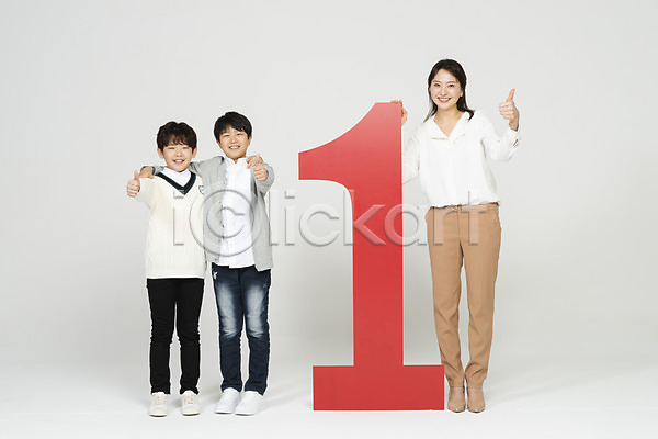 10대 30대 남자 사람 성인 세명 어린이 여자 초등학생 한국인 JPG 앞모습 포토 1 교사 넘버원 미소(표정) 빨간색 서기 수업 숫자 스튜디오촬영 실내 어깨동무 엄지손가락 우승 잡기 전신 친구 학생 흰배경