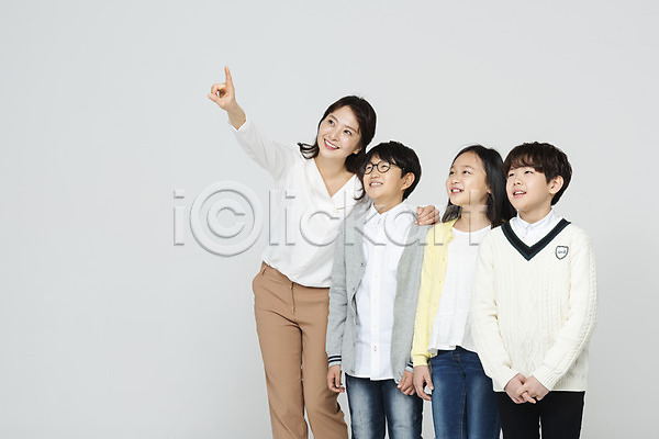 10대 30대 남자 사람 성인 어린이 여러명 여자 초등학생 한국인 JPG 앞모습 포토 가리킴 교사 교육 미소(표정) 상반신 서기 스튜디오촬영 실내 어깨에손 응시 친구 학생 흰배경