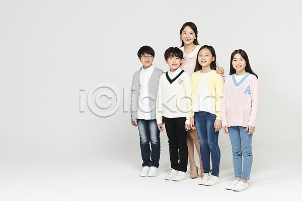 10대 30대 남자 사람 성인 어린이 여러명 여자 초등학생 한국인 JPG 앞모습 포토 교사 교육 미소(표정) 서기 스튜디오촬영 실내 어깨에손 응시 전신 친구 학생 흰배경