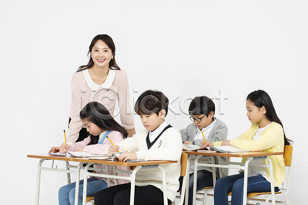 10대 30대 남자 사람 성인 어린이 여러명 여자 초등학생 한국인 JPG 앞모습 옆모습 포토 교과서 교사 교실 교육 기록 미소(표정) 상반신 서기 수업 스튜디오촬영 실내 앉기 연필 응시 의자 책 책상 친구 학생 흰배경