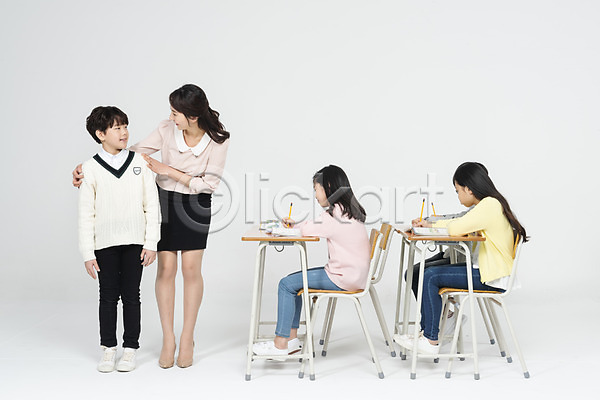 10대 30대 남자 사람 성인 어린이 여러명 여자 초등학생 한국인 JPG 앞모습 옆모습 포토 교과서 교사 교실 기록 마주보기 미소(표정) 발표 서기 수업 스튜디오촬영 실내 앉기 응시 의자 전신 책 책상 친구 학생 흰배경