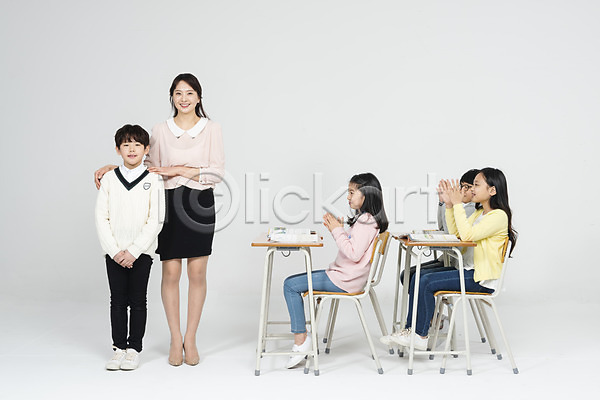 10대 30대 남자 사람 성인 어린이 여러명 여자 초등학생 한국인 JPG 앞모습 옆모습 포토 교과서 교사 교실 미소(표정) 박수 발표 서기 수업 스튜디오촬영 실내 앉기 어깨에손 전신 책 책상 친구 학생 흰배경