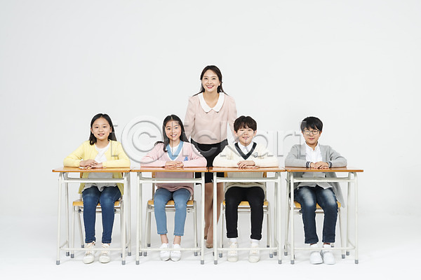 10대 30대 남자 사람 성인 어린이 여러명 여자 초등학생 한국인 JPG 앞모습 포토 교사 교실 교육 미소(표정) 서기 손모으기 수업 스튜디오촬영 실내 앉기 응시 의자 전신 책상 친구 학생 흰배경