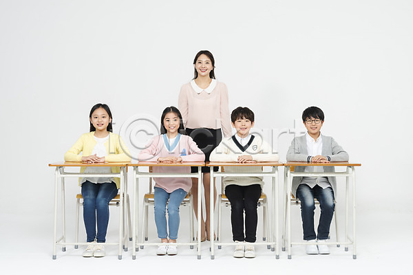 10대 30대 남자 사람 성인 어린이 여러명 여자 초등학생 한국인 JPG 앞모습 포토 교사 교실 교육 미소(표정) 서기 손모으기 수업 스튜디오촬영 실내 앉기 응시 의자 전신 정자세 책상 친구 학생 흰배경