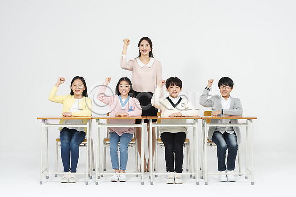 10대 30대 남자 사람 성인 어린이 여러명 여자 초등학생 한국인 JPG 앞모습 포토 교사 교실 교육 미소(표정) 서기 손들기 수업 스튜디오촬영 실내 앉기 응시 의자 전신 주먹 책상 친구 파이팅 학생 흰배경