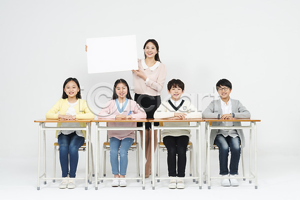 10대 30대 남자 사람 성인 어린이 여러명 여자 초등학생 한국인 JPG 앞모습 포토 교사 교실 교육 들기 미소(표정) 배너 서기 스튜디오촬영 실내 앉기 응시 의자 전신 책상 친구 학생 흰배경