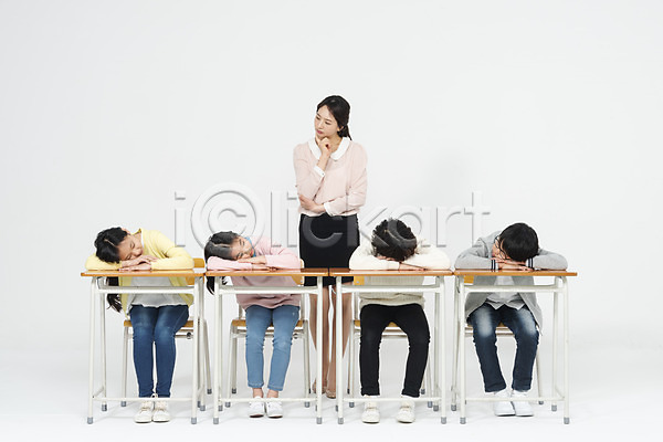 고민 졸음 10대 30대 남자 사람 성인 어린이 여러명 여자 초등학생 한국인 JPG 앞모습 포토 교사 교실 서기 수업 스튜디오촬영 실내 앉기 엎드리기 응시 잠 전신 책상 친구 학생 흰배경