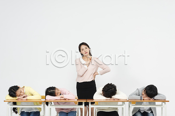 고민 10대 30대 남자 사람 성인 어린이 여러명 여자 초등학생 한국인 JPG 앞모습 포토 교사 교실 교육 상반신 서기 수업 스튜디오촬영 실내 앉기 엎드리기 의자 잠 책상 친구 학생 흰배경