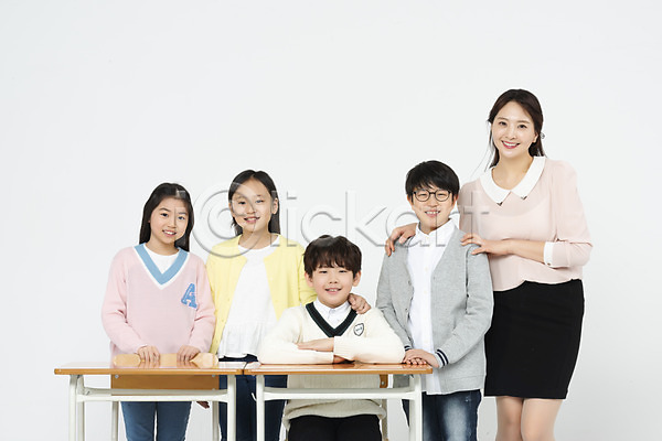10대 30대 남자 사람 성인 어린이 여러명 여자 초등학생 한국인 JPG 앞모습 포토 교사 교실 교육 미소(표정) 상반신 서기 수업 스튜디오촬영 실내 앉기 어깨에손 의자 책상 친구 학생 흰배경