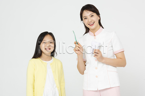 10대 30대 두명 성인 어린이 여자 여자만 초등학생 한국인 JPG 앞모습 포토 간호사 건강관리 누끼 들기 미소(표정) 상반신 서기 스튜디오촬영 실내 양치 위생 치과 치아건강 치아모형 칫솔 흰배경