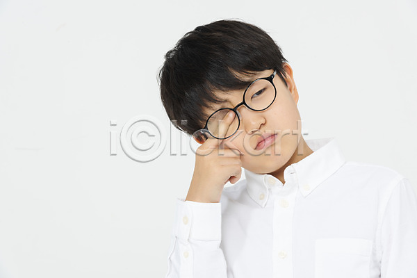 10대 남자 소년한명만 어린이 초등학생 한국인 한명 JPG 앞모습 포토 간지럼 건강관리 누끼 눈(신체부위) 눈건강 눈비비기 상반신 스튜디오촬영 시력 실내 안경 안과 흰배경