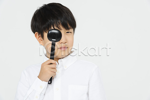 10대 남자 소년한명만 어린이 초등학생 한국인 한명 JPG 앞모습 포토 건강관리 검사(조사) 누끼 눈(신체부위) 눈가리개 눈건강 상반신 스튜디오촬영 시력 실내 안과 흰배경