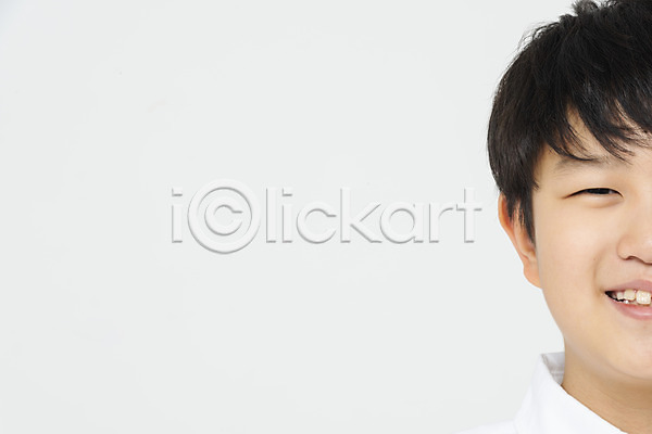 10대 남자 소년한명만 어린이 초등학생 한국인 한명 JPG 근접촬영 앞모습 포토 건강관리 누끼 미소(표정) 반쪽 상반신 스튜디오촬영 실내 흰배경