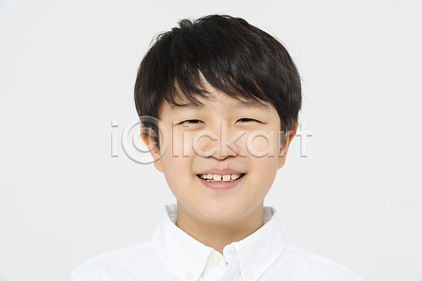 10대 남자 소년한명만 어린이 초등학생 한국인 한명 JPG 근접촬영 앞모습 포토 건강관리 누끼 미소(표정) 상반신 스튜디오촬영 실내 흰배경