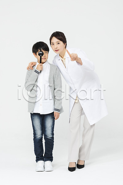 10대 30대 남자 두명 성인 어린이 여자 초등학생 한국인 JPG 앞모습 포토 가리킴 건강관리 검사(조사) 누끼 눈(신체부위) 눈가리개 눈건강 서기 스튜디오촬영 실내 안과 안과의사 의사 전신 흰배경