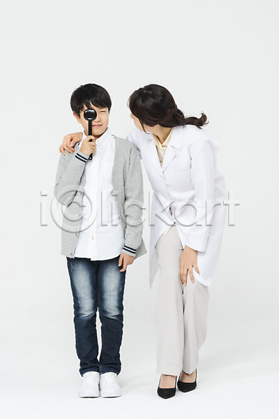 10대 30대 남자 두명 성인 어린이 여자 초등학생 한국인 JPG 앞모습 포토 건강관리 검사(조사) 누끼 눈(신체부위) 눈가리개 눈건강 서기 스튜디오촬영 실내 안과 안과의사 의사 전신 흰배경