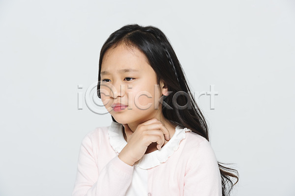 10대 소녀한명만 어린이 여자 초등학생 한국인 한명 JPG 앞모습 포토 감기(질병) 건강관리 누끼 목감기 미세먼지 상반신 스튜디오촬영 실내 찡그림 흰배경