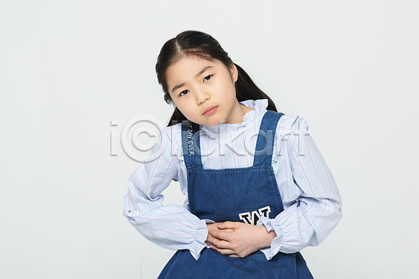 10대 소녀한명만 어린이 여자 초등학생 한국인 한명 JPG 앞모습 포토 건강관리 누끼 배(신체부위) 배탈 복통 상반신 스튜디오촬영 실내 흰배경