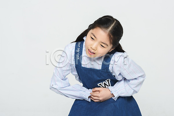 10대 소녀한명만 어린이 여자 초등학생 한국인 한명 JPG 앞모습 포토 건강관리 누끼 배(신체부위) 배탈 복통 상반신 스튜디오촬영 실내 흰배경