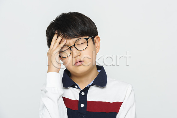 고통 스트레스 10대 남자 소년한명만 어린이 초등학생 한국인 한명 JPG 앞모습 포토 건강관리 누끼 두통 상반신 손짓 스튜디오촬영 실내 앉기 흰배경