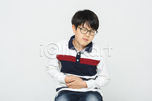 고통 10대 남자 소년한명만 어린이 초등학생 한국인 한명 JPG 앞모습 포토 건강관리 누끼 복통 상반신 스튜디오촬영 실내 앉기 찡그림 흰배경