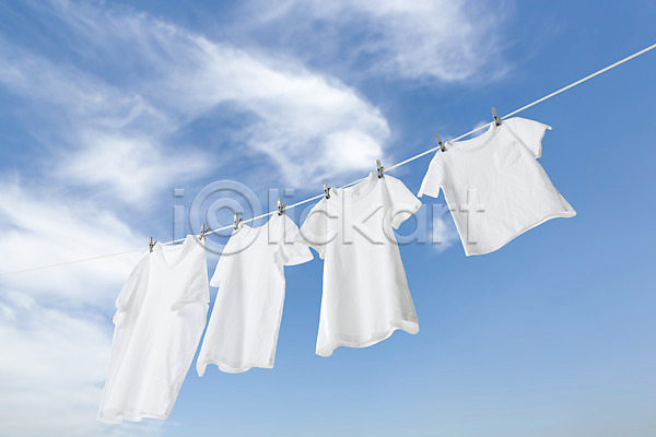 건조 사람없음 JPG 포토 가사 구름(자연) 맑음 반팔티셔츠 빨래 빨래널기 빨래집게 빨랫줄 야외 주간 청결 파란색 하늘 흰옷