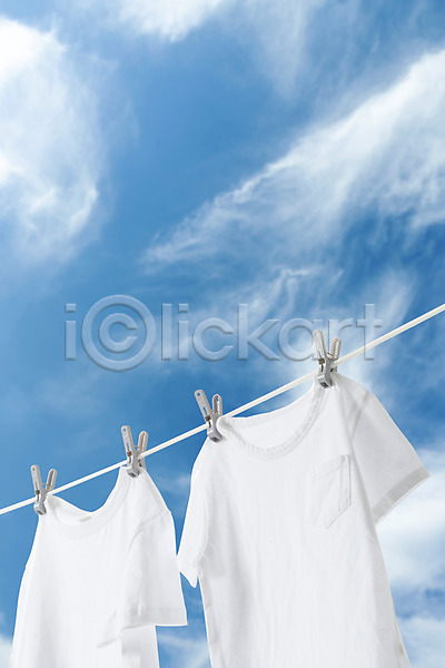 건조 사람없음 JPG 포토 가사 구름(자연) 맑음 반팔티셔츠 빨래 빨래널기 빨래집게 빨랫줄 야외 주간 청결 파란색 하늘 흰옷