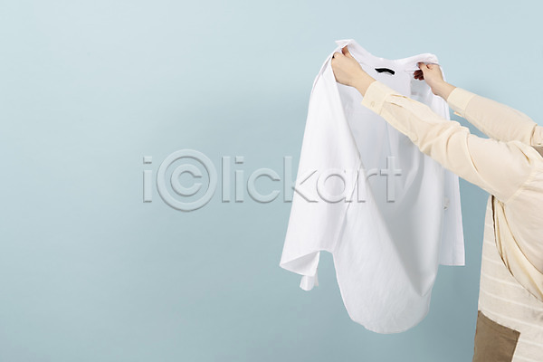 20대 성인 성인여자한명만 신체부위 여자 한명 JPG 포토 가사 들기 빨래 상반신 손 스튜디오촬영 실내 와이셔츠 주부 청결 청소 파란배경 흰옷