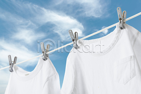 건조 사람없음 JPG 근접촬영 포토 가사 구름(자연) 맑음 반팔티셔츠 빨래 빨래널기 빨래집게 빨랫줄 야외 주간 청결 파란색 하늘 흰옷