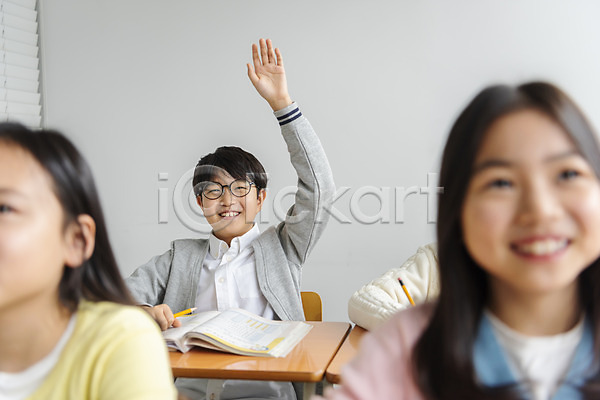 10대 남자 사람 어린이 여러명 여자 초등학생 한국인 JPG 앞모습 포토 교과서 교실 미소(표정) 발표 상반신 손들기 수업 실내 앉기 연필 응시 의자 책 책상 초등교육 친구 학교 학생 학원