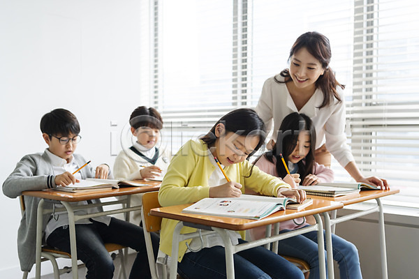 10대 30대 남자 사람 성인 어린이 여러명 여자 초등학생 한국인 JPG 앞모습 포토 교과서 교사 교실 교육 기록 미소(표정) 상반신 서기 수업 실내 앉기 연필 응시 의자 책 책상 초등교육 친구 학교 학생 학원