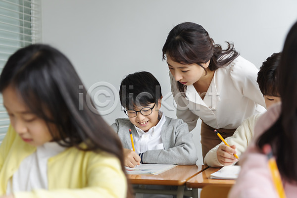 10대 30대 남자 사람 성인 어린이 여러명 여자 초등학생 한국인 JPG 앞모습 포토 교과서 교사 교실 교육 기록 미소(표정) 상반신 서기 설명 수업 실내 앉기 연필 응시 의자 책 책상 초등교육 친구 학교 학생 학원