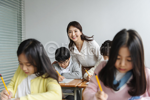 집중 10대 30대 남자 사람 성인 어린이 여러명 여자 초등학생 한국인 JPG 앞모습 포토 가르침 교사 교실 교육 기록 미소(표정) 상반신 서기 수업 실내 앉기 연필 응시 책상 초등교육 학교 학생 학원