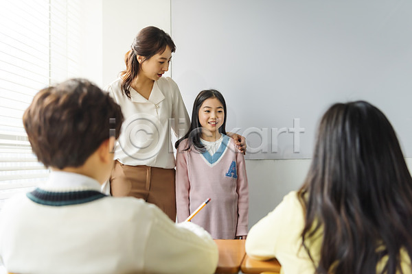 10대 30대 남자 사람 성인 어린이 여러명 여자 초등학생 한국인 JPG 뒷모습 앞모습 포토 교사 교실 교육 미소(표정) 발표 상반신 서기 수업 실내 앉기 어깨에손 연필 응시 책상 초등교육 칠판 학교 학생 학원