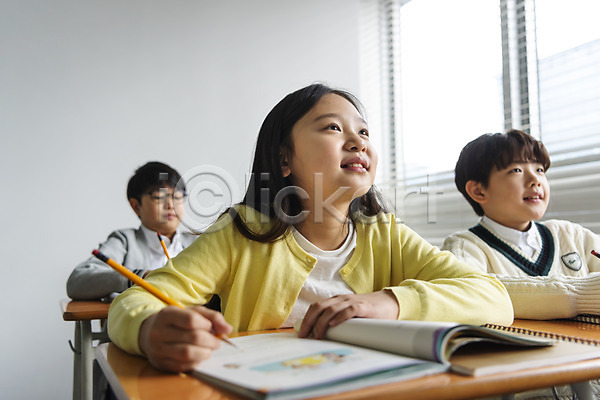 집중 10대 남자 사람 세명 어린이 여자 초등학생 한국인 JPG 앞모습 포토 교과서 교실 기록 미소(표정) 상반신 수업 실내 앉기 연필 응시 책 책상 초등교육 학교 학생 학원