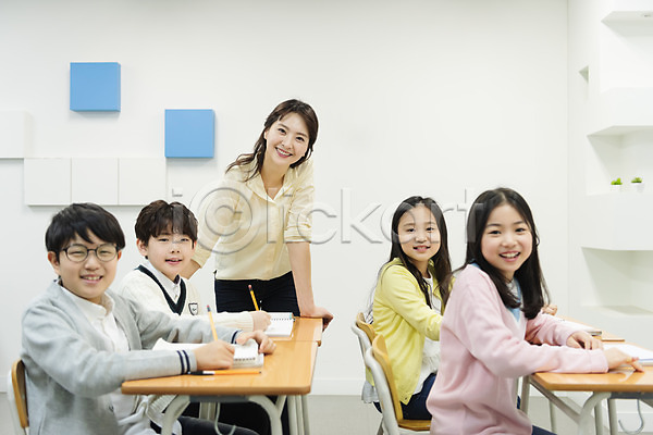 10대 30대 남자 사람 성인 어린이 여러명 여자 초등학생 한국인 JPG 앞모습 옆모습 포토 공책 교사 교실 교육 기록 미소(표정) 상반신 서기 수업 실내 앉기 연필 의자 책상 초등교육 친구 학교 학생 학원