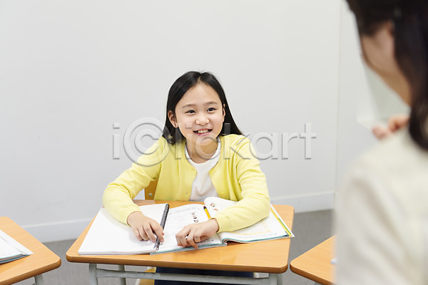집중 10대 30대 두명 사람 성인 어린이 여자 초등학생 한국인 JPG 뒷모습 앞모습 포토 하이앵글 교사 교실 마주보기 미소(표정) 상반신 서기 수업 실내 앉기 응시 의자 책상 초등교육 토론 학교 학생 학원